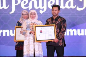 General Manager CV Tirta Herbal Sukses, Narendra Vishnu Nugraha saat menerima penghargaan dari Gubernur Jawa Timur, Khofifah Indar Parawansa dalam agenda East Java Halal Industry Fest 2025 yang digelar di Hotel Novotel Samator, Surabaya pada Jumat (21/11/2025).